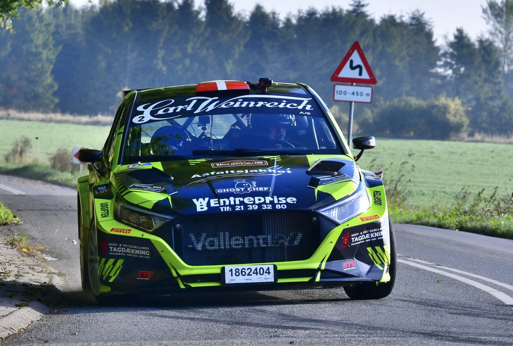 Simon Vallentin og Karsten Isaksen var flyvende i Rally Midtsjælland i deres Hyundai i20N, her hen over en bakketop ved Skee
(Foto: Allan Post Christiansen)